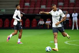 游泳春锦赛：何峻毅0.01秒绝杀夺冠，王浩宇银牌+陈俊儿铜牌.